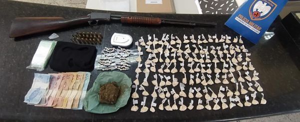 Armas, drogas e outros materiais apreendidos durante as etapas da Operação Sentinela por Divulgação / Polícia Militar