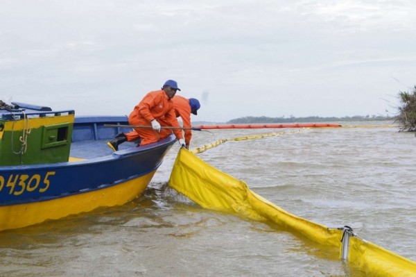 Barreiras de contenção instaladas no mar de Regência, em Linhares, em 2015