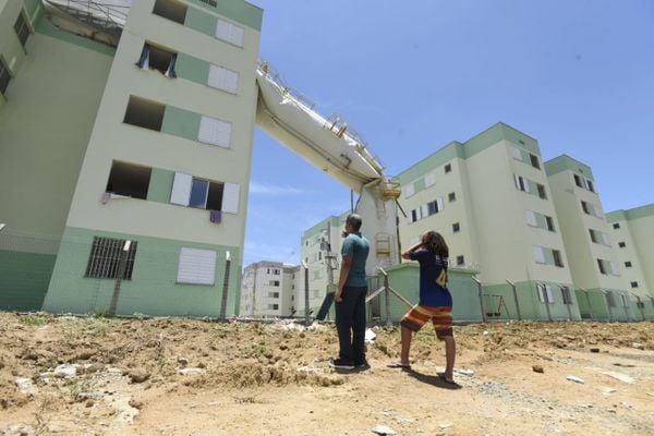 Caixas d'água desabam de prédios do Minha Casa Minha Vida, em Padre Gabriel, Cariacica por Vitor Jubini