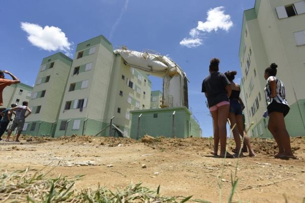 Caixas d'água desabam de prédios do Minha Casa Minha Vida por Vitor Jubini