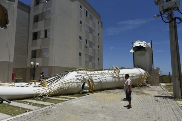 Caixas d'água desabam de prédios do Minha Casa Minha Vida, em Padre Gabriel, Cariacica por Vitor Jubini