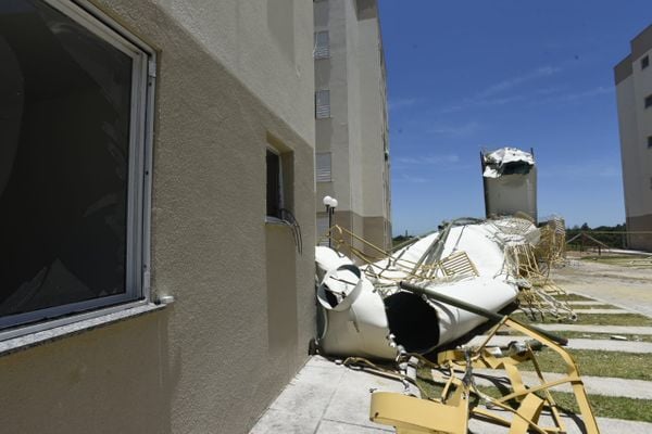 Caixas d'água desabam de prédios do Minha Casa Minha Vida, em Padre Gabriel, Cariacica por Vitor Jubini