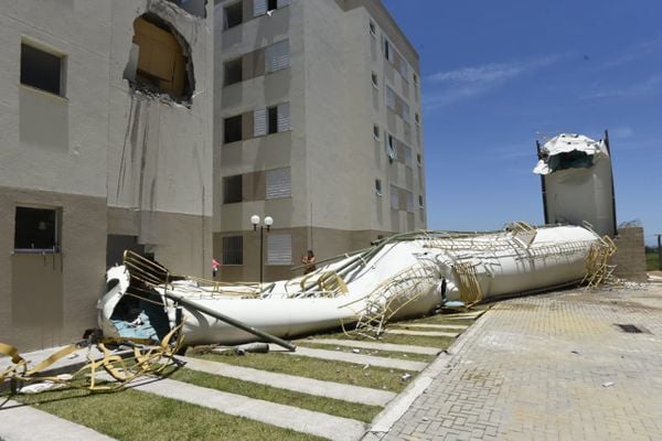 Caixas d'água desabam de prédios do Minha Casa Minha Vida, em Padre Gabriel, Cariacica por Vitor Jubini