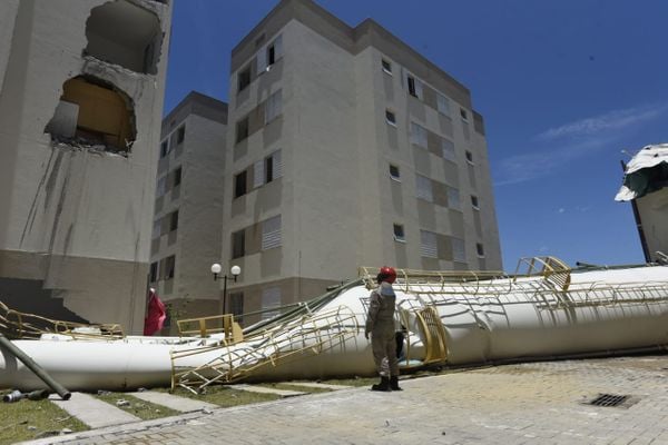 Caixas d'água desabam de prédios do Minha Casa Minha Vida, em Padre Gabriel, Cariacica por Vitor Jubini