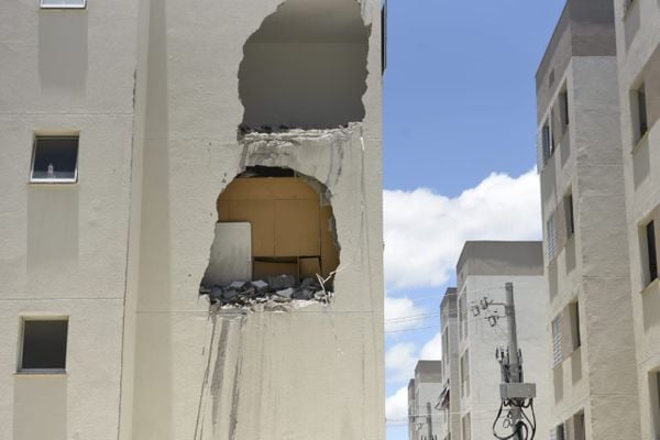 Caixas d'água desabam de prédios do Minha Casa Minha Vida, em Padre Gabriel, Cariacica por Vitor Jubini