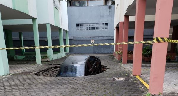 Carro foi engolido por buraco dentro de condomínio em Jardim Camburi em 2019