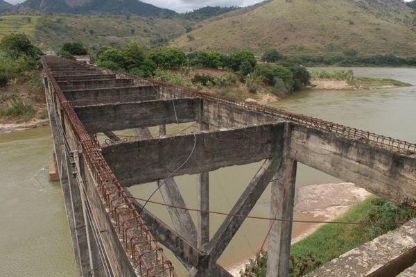 Esqueleto da ponte de Itapina, em Colatina, iniciada há mais de meio século e nunca concluída