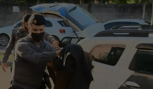 Jovem, de 18 anos, foi preso após tentar roubar fios na Praia de Camburi, em Vitória