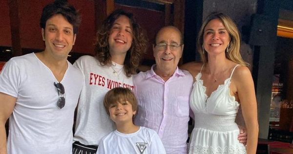 Luciana Gimenez ao lado do pai, João Alberto Morad, o irmão, Marco Antônio Gimenez, e os filhos, Lucas e Lorenzo