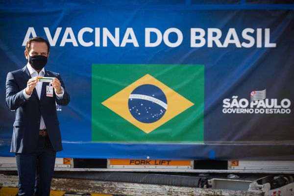 O governador de SP, João Doria (PSDB), recepciona novo lote com 1,5 milhão de doses da CoronaVac