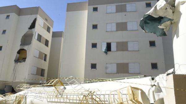 Parte do prédio ficou destruído após queda  de torre-d'água em Padre Gabriel, Cariacica por Carlos Alberto Silva