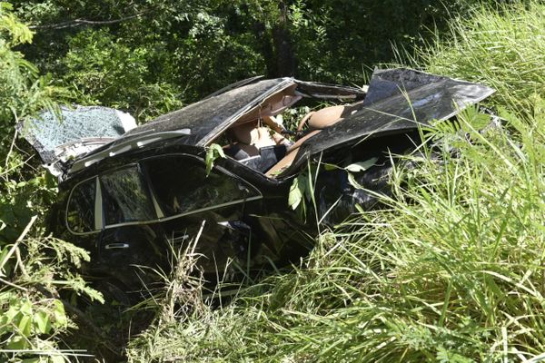 Porsche ficou destruído após capotar e cair em ribanceira na Rodovia do Sol em Vila Velha por Ricardo Medeiros