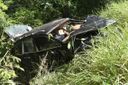 Porsche ficou destruído após capotar e cair em ribanceira na Rodovia do Sol em Vila Velha(Ricardo Medeiros)