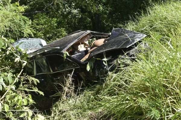 Porsche ficou destruído após capotar e cair em ribanceira na Rodovia do Sol em Vila Velha