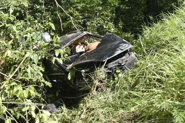 Porsche ficou destruído após capotar e cair em ribanceira na Rodovia do Sol em Vila Velha por Ricardo Medeiros