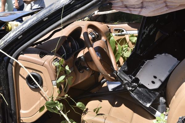 Porsche ficou destruído após capotar e cair em ribanceira na Rodovia do Sol em Vila Velha por Ricardo Medeiros