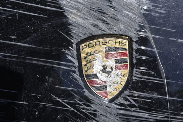 Porsche ficou destruído após capotar e cair em ribanceira na Rodovia do Sol em Vila Velha por Ricardo Medeiros