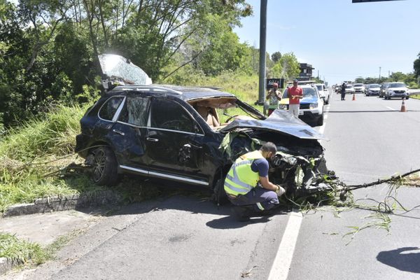 Porsche ficou destruído após capotar e cair em ribanceira na Rodovia do Sol em Vila Velha por Ricardo Medeiros