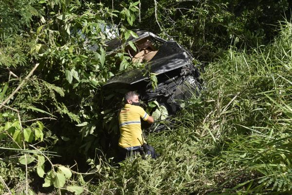 Porsche ficou destruído após capotar e cair em ribanceira na Rodovia do Sol em Vila Velha por Ricardo Medeiros