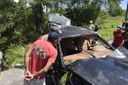 Porsche ficou destruído após capotar e cair em ribanceira na Rodovia do Sol em Vila Velha(Ricardo Medeiros)