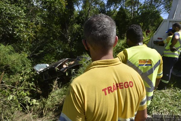 Porsche ficou destruído após capotar e cair em ribanceira na Rodovia do Sol em Vila Velha por Ricardo Medeiros
