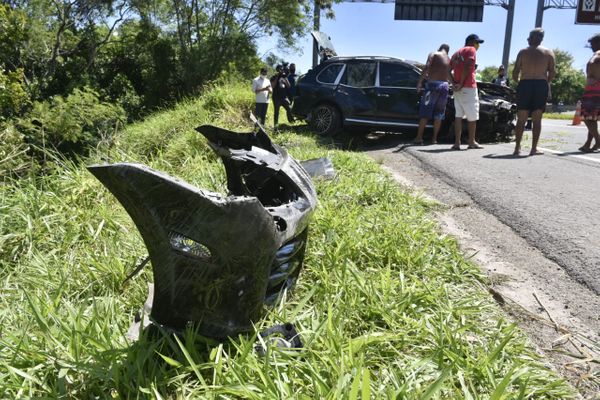 Porsche ficou destruído após capotar e cair em ribanceira na Rodovia do Sol em Vila Velha por Ricardo Medeiros