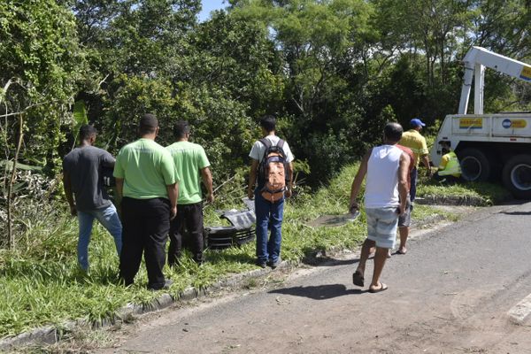 Porsche ficou destruído após capotar e cair em ribanceira na Rodovia do Sol em Vila Velha por Ricardo Medeiros
