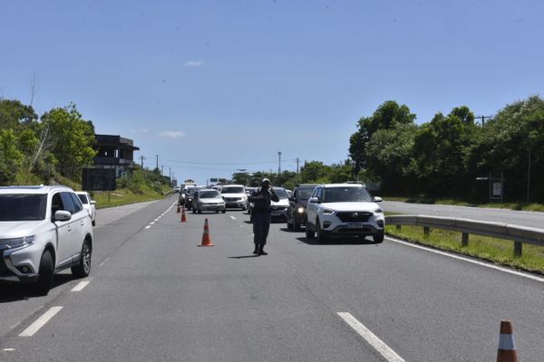Porsche ficou destruído após capotar e cair em ribanceira na Rodovia do Sol em Vila Velha por Ricardo Medeiros