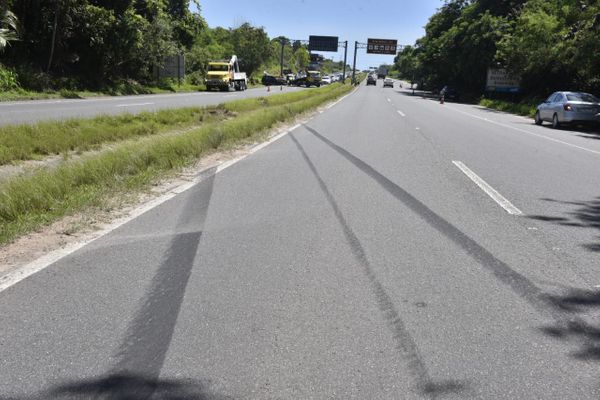Porsche ficou destruído após capotar e cair em ribanceira na Rodovia do Sol em Vila Velha por Ricardo Medeiros