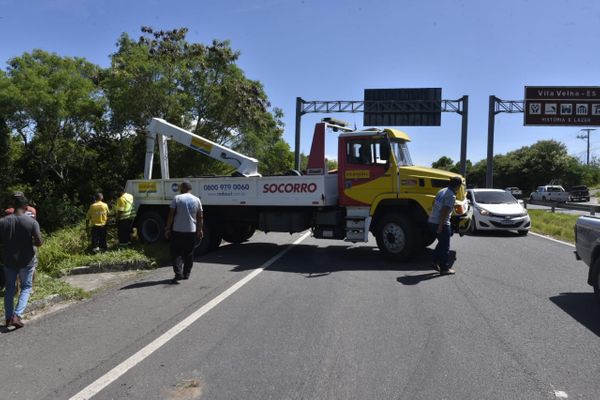 Porsche ficou destruído após capotar e cair em ribanceira na Rodovia do Sol em Vila Velha por Ricardo Medeiros