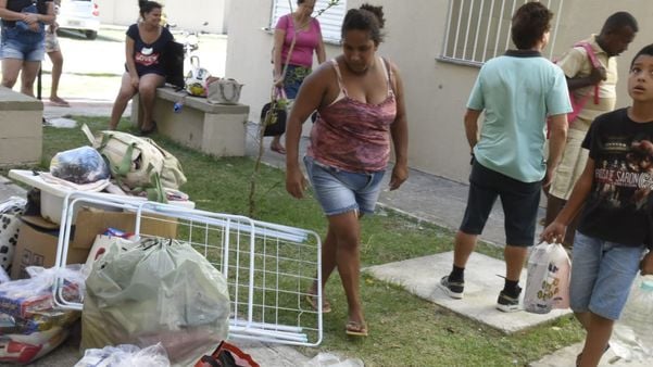 Queda de torres causa transtornos a moradores de condomínio em Cariacica por Carlos Alberto Silva