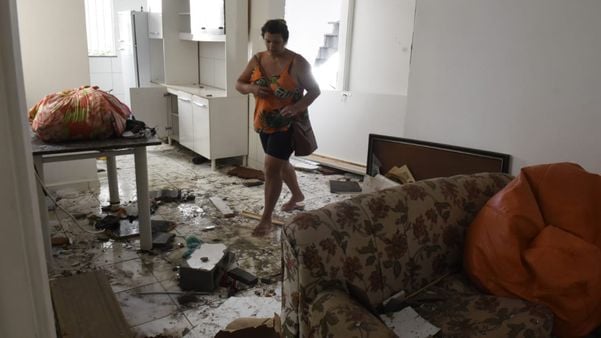 Queda de torres causa transtornos a moradores de condomínio em Cariacica por Carlos Alberto Silva