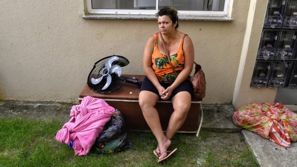 Queda de torres causa transtornos a moradores de condomínio em Cariacica por Carlos Alberto Silva