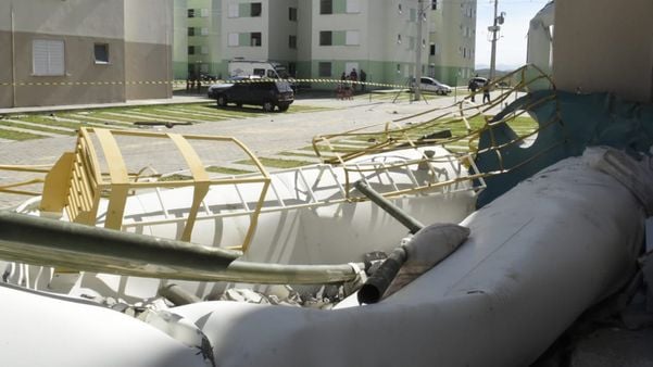 Queda de torres causa transtornos a moradores de condomínio em Cariacica por Carlos Alberto Silva