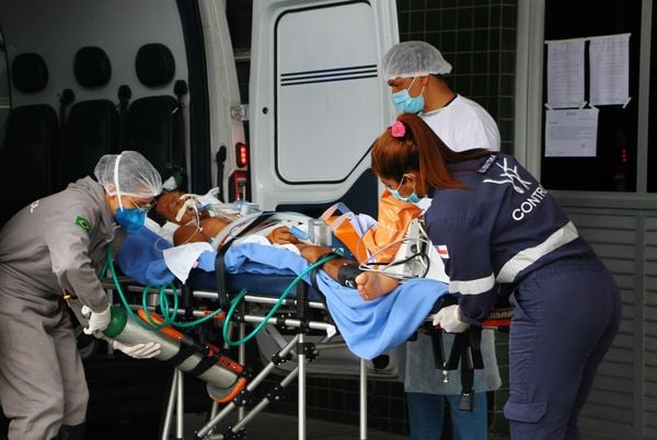 Transferência de paciente entubado do Hospital e Pronto Socorro Platão Araújo na manhã desta segunda-feira (28) em Manaus (AM)