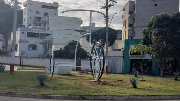 Triciclo gigante é instalado em praça para homenagear Colatina