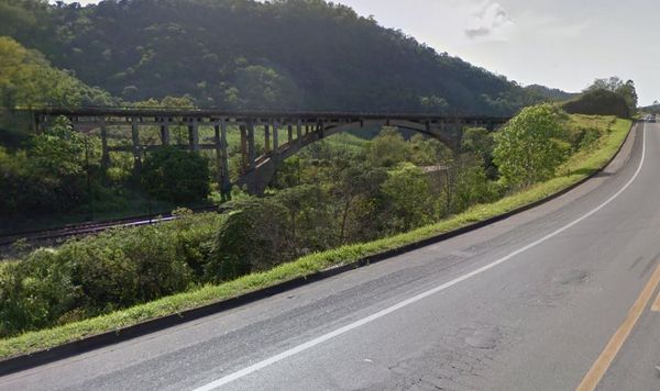 Viaduto de Monte Seco, por onde a BR 101 passava, está desativado. Sob ele passa a Estrada de Ferro Vitória a Minas