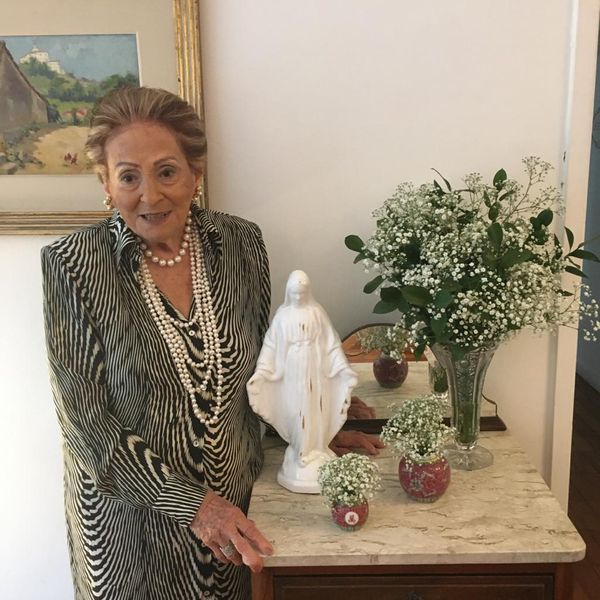 Zazá Paiva, 92 anos, toca todos os dias, às 6 horas, Ave Maria para quem passa em sua rua, desde o inicio da pandemia