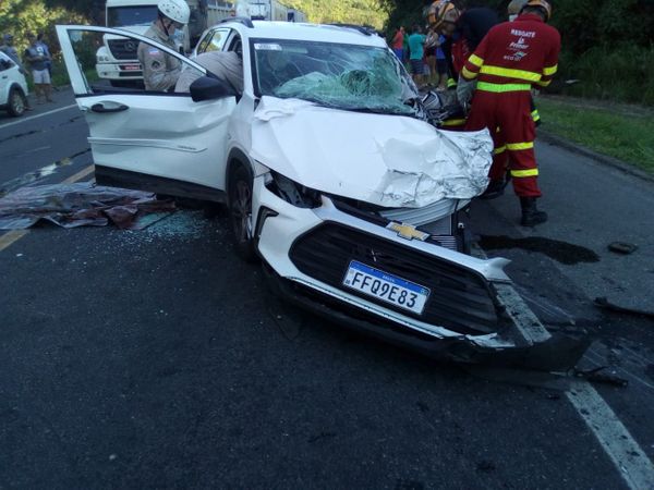 Colisão entre uma van, carro e caminhão deixou pista completamente interditada por Internauta