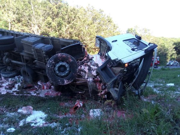 Colisão entre uma van, carro e caminhão deixou pista completamente interditada por Internauta
