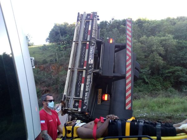 Colisão entre uma van, carro e caminhão deixou pista completamente interditada por Internauta