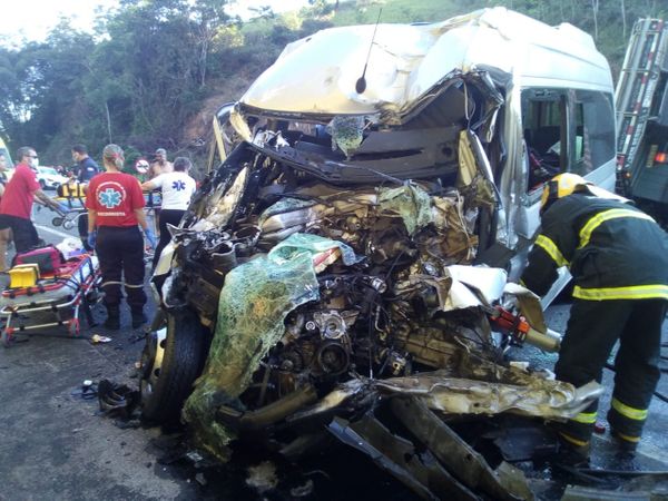 Colisão entre uma van, carro e caminhão deixou pista completamente interditada por Internauta