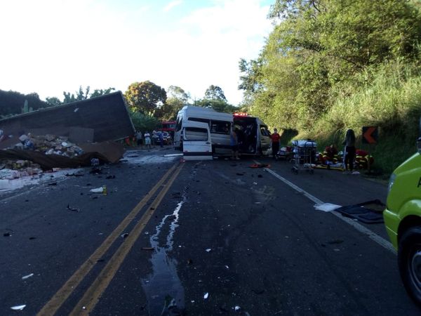 Colisão entre uma van, carro e caminhão deixou pista completamente interditada por Internauta