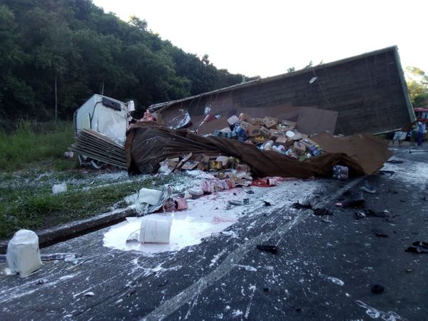 Colisão entre uma van, carro e caminhão deixou pista completamente interditada por Internauta