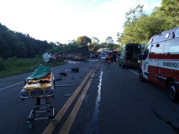 Colisão entre uma van, carro e caminhão deixou pista completamente interditada por Internauta
