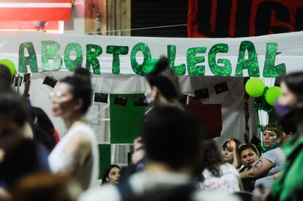 Ativistas pelo direito ao aborto se manifestaram fora do Congresso enquanto legisladores debatiam o projeto de lei que legalizaria o aborto, em Buenos Aires, Argentina
