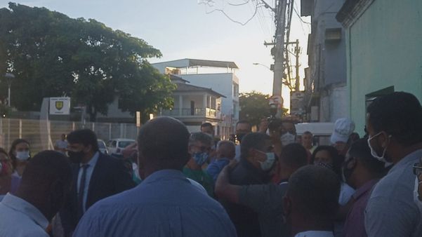 Após a posse, Vidigal quebrou o protocolo (da cerimônia e o sanitário) e foi abraçar alguns populares que estavam do lado de fora