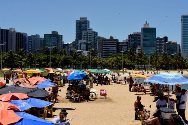 Curva da Jurema em Vitória. Os capixabas foram à praia no primeiro dia do ano de 2021.  por Carlos Alberto Silva