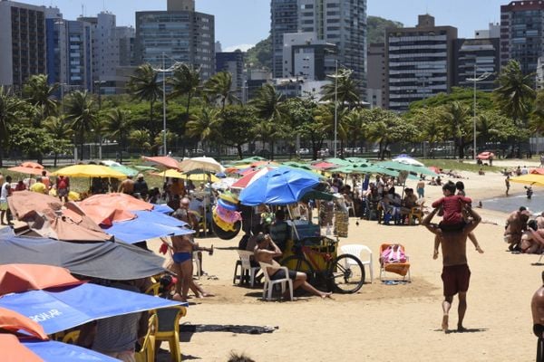 Curva da Jurema em Vitória. Os capixabas foram à praia no primeiro dia do ano de 2021.  por Carlos Alberto Silva