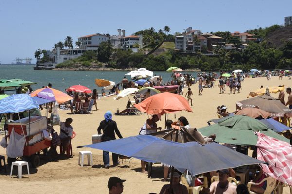 Curva da Jurema em Vitória. Os capixabas foram à praia no primeiro dia do ano de 2021.  por Carlos Alberto Silva